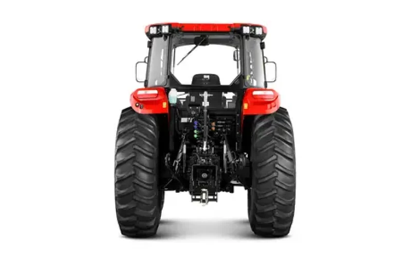 trator_110c_em_estudio_visao_traseira