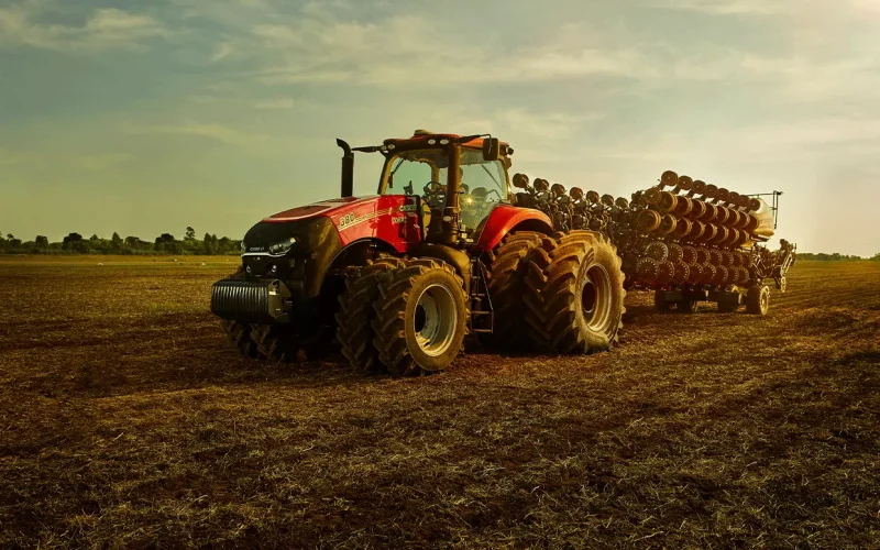 trator_magnum_em_campo_no_fim_de_tarde_visto_a_esquerda