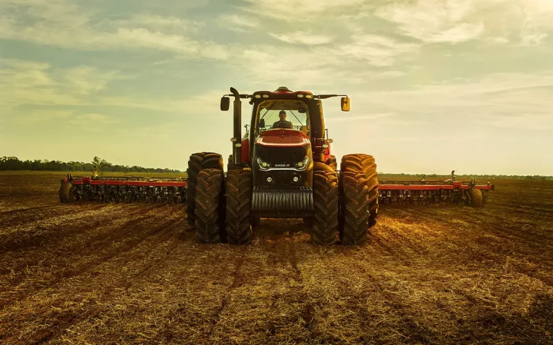 trator_magnum_em_campo_visto_frontalmente